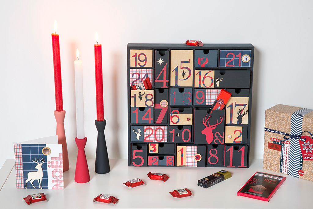 Vianočný adventný kalendár v netradičnej modro-červenej kombinácii s adventnými číslami.